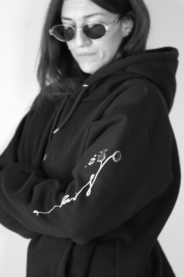 Hoodie Love tattoo σε χρώμα μαύρο